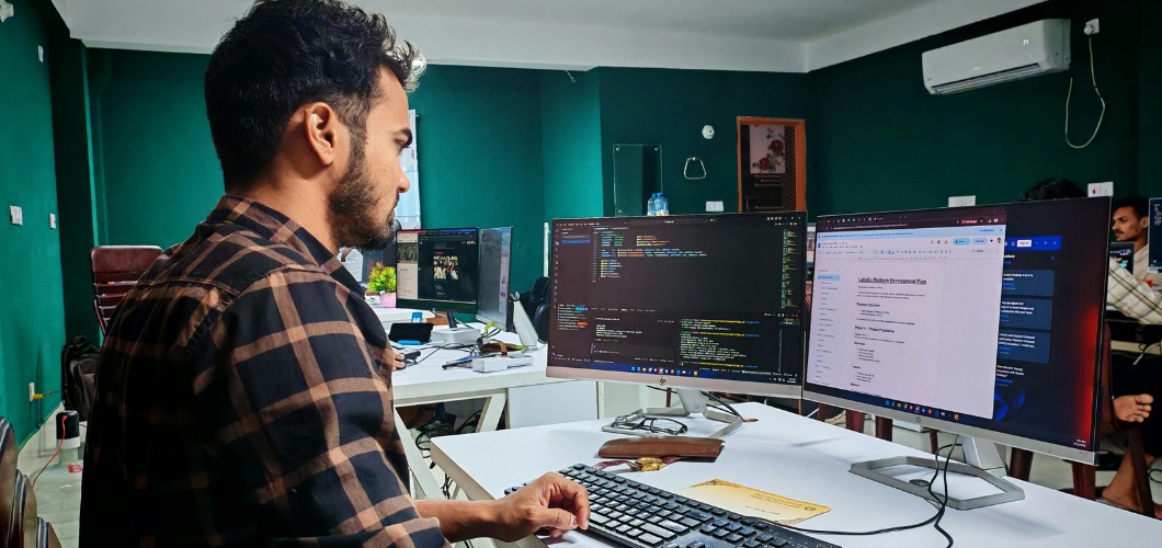 كيف يُعيد تطوير البرمجيات باستخدام الذكاء الاصطناعي تشكيل تقنيات الويب المتطورة